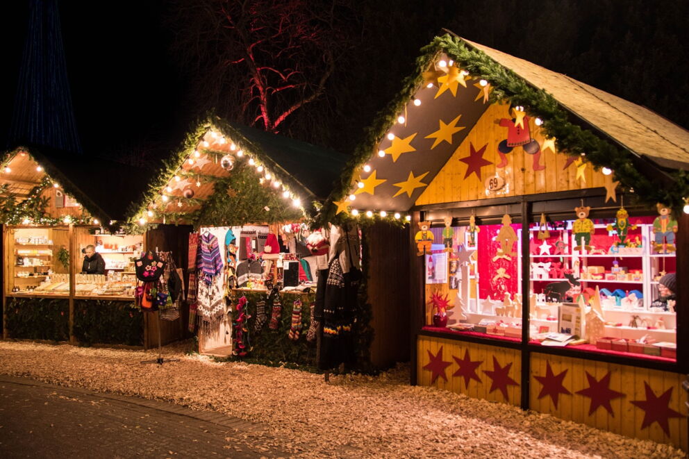 Weihnachtsmarkthütten während der Adventszeit; © Cornelia Schneider Frank auf Pixabay