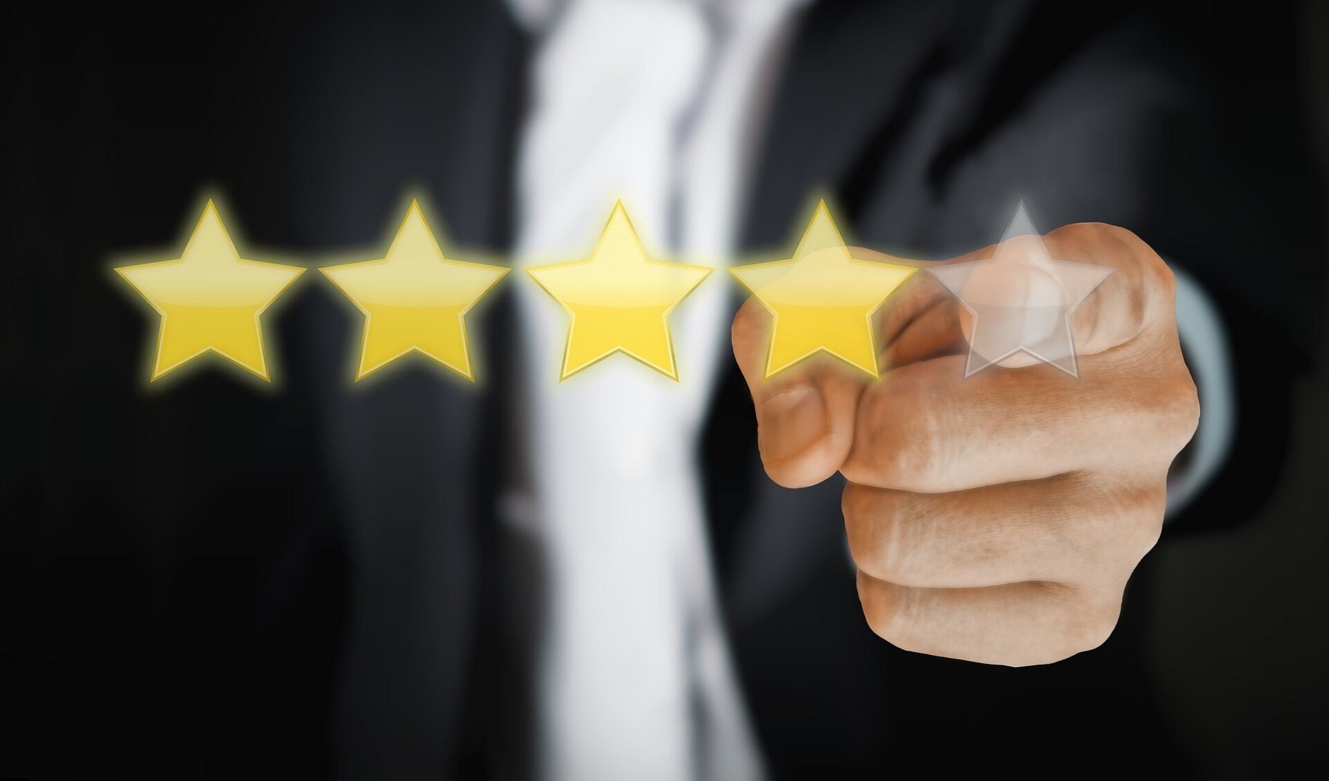 Male hand taps the fifth star of a rating: (c) Tusimo Pixabay