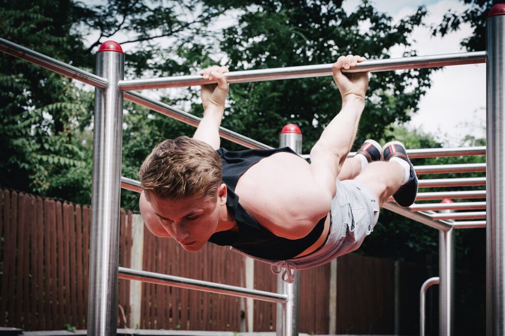 An athlete training at the calisthenics facility at Maredkkai in Leoben
