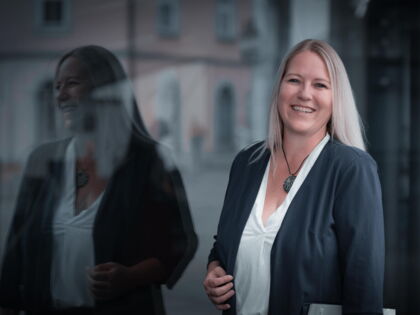 Direktorin Nina Neuhold Kofler in schwarzem Sakko mit weißer Bluse; © Hubert Uranjek