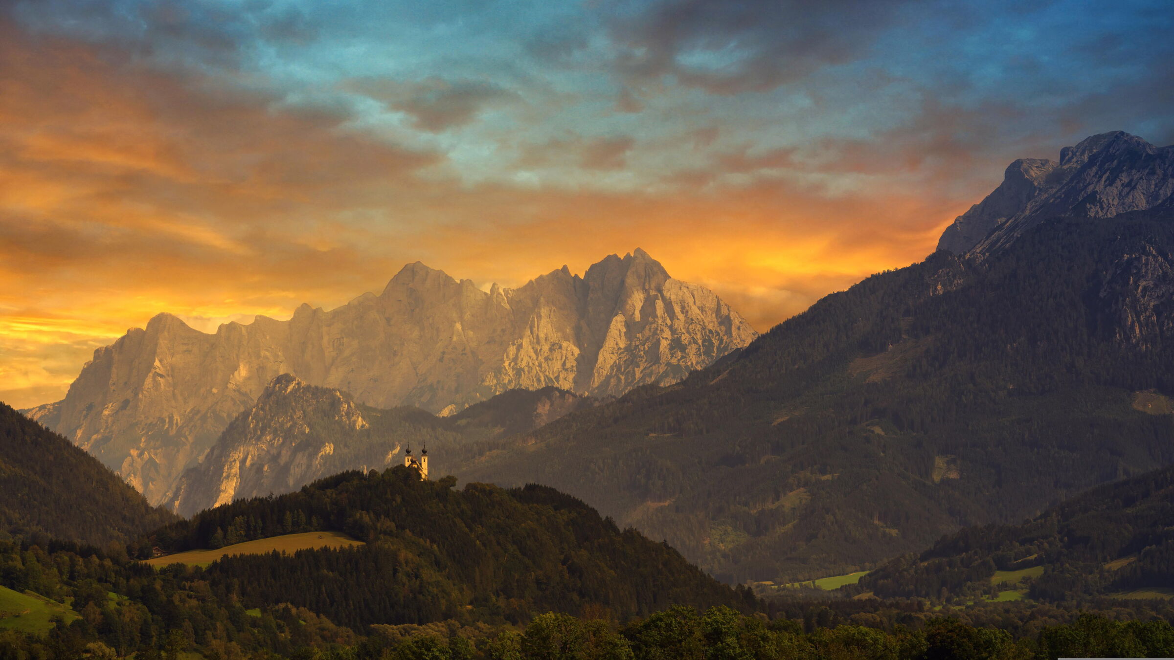 Sicht auf die Berge des Nationalparks Gesäuse während eines Sonnenuntergangs; © Joe auf Pixabay