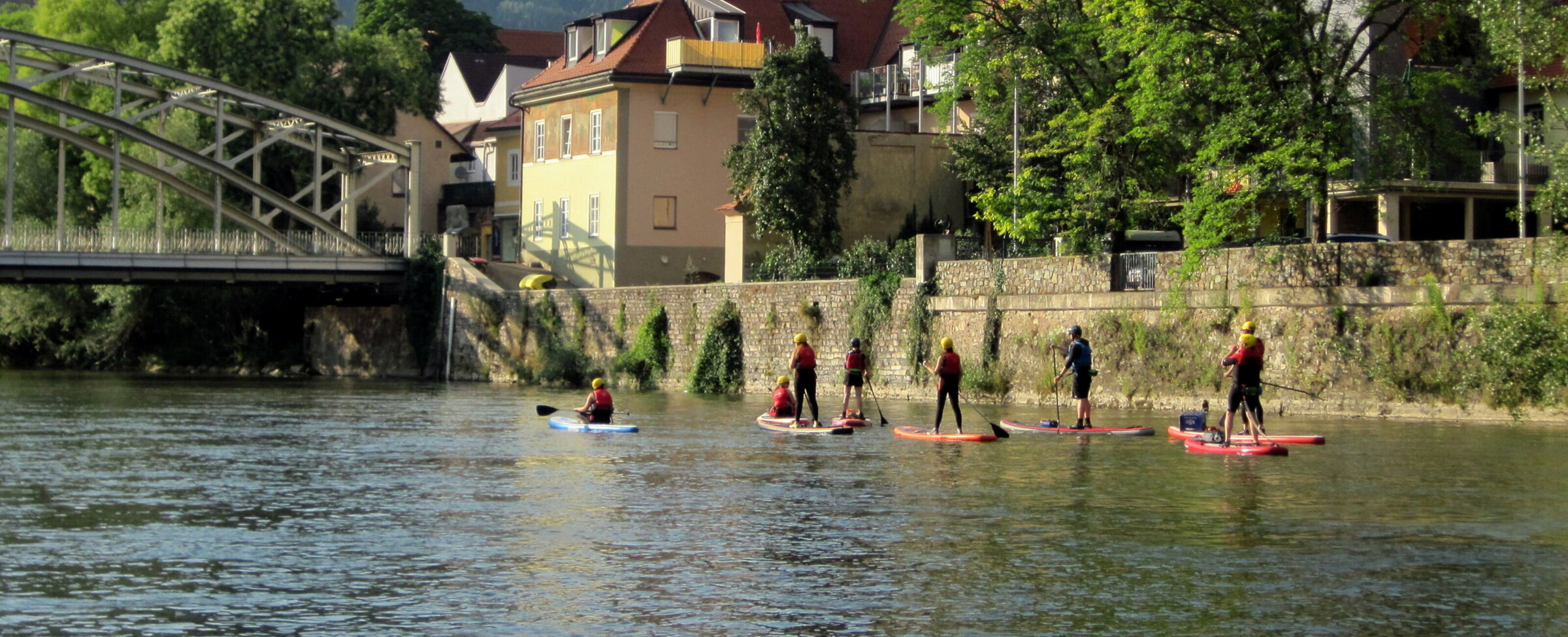 Eine Gruppe Stand-Up-Paddler auf der Mur; © Le Bootshaus