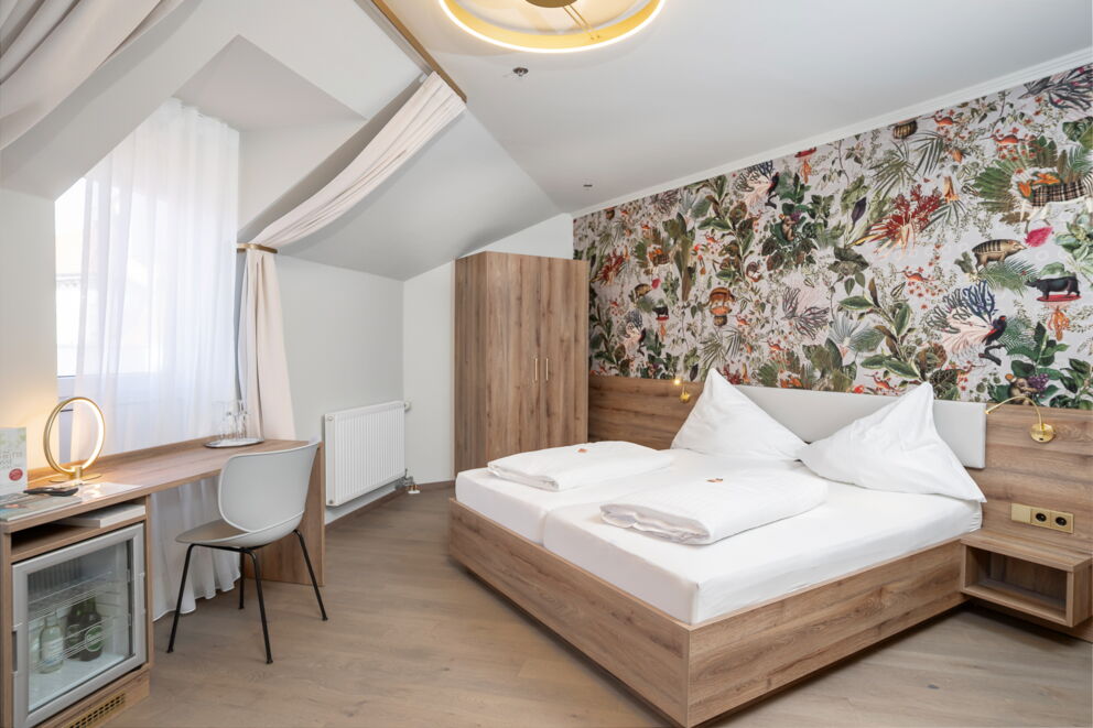 2025 neu renoviertes Komfortzimmer im Hotel Kongress Leoben mit Doppelbett und Schreibtisch