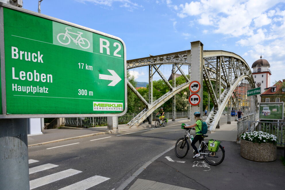 Radschild mit einer Brücke und Radfahrern; © Pixelmaker.at