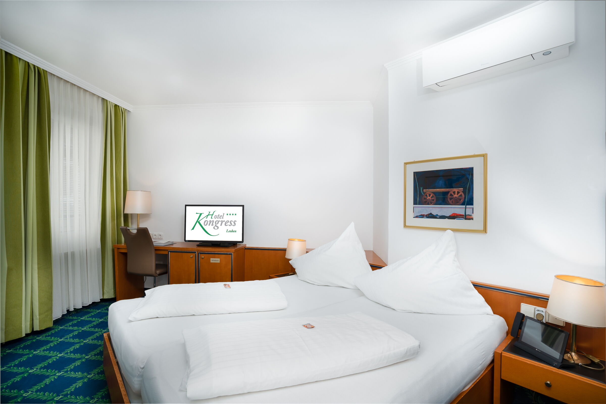 Doppelbettzimmer mit grünem Vorhang und blauem Teppichboden