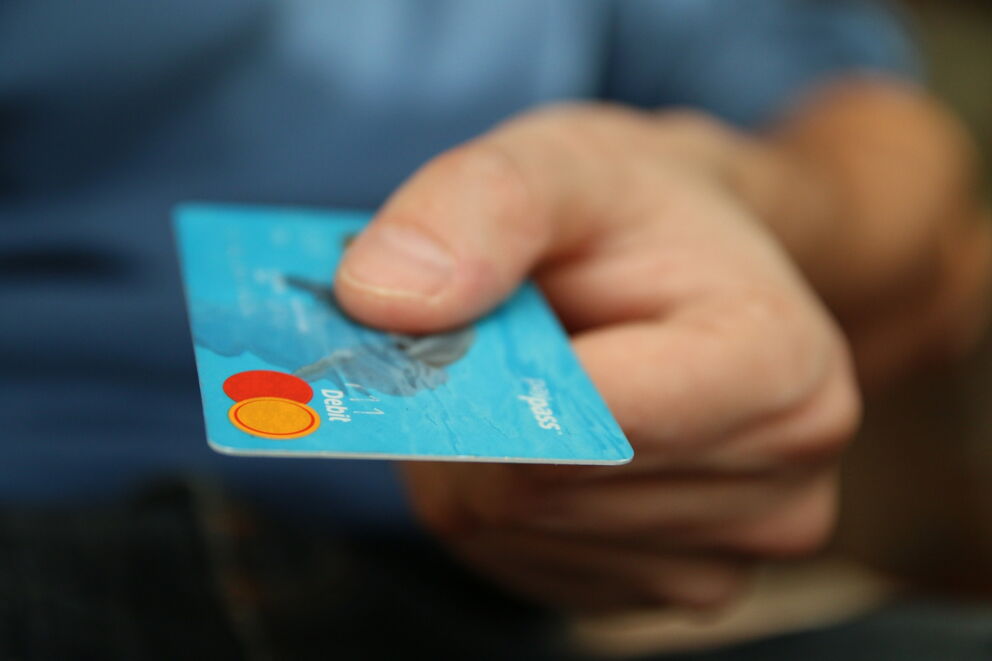 Eine Mastercard Karte in einer Hand; © Michal Jarmoluk auf Pixabay
