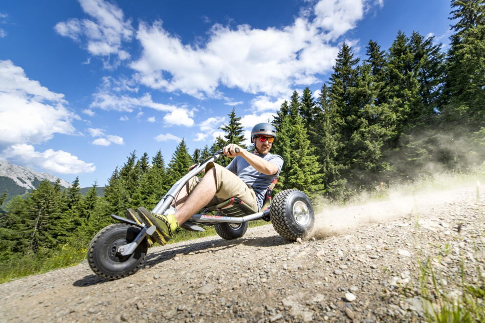 Mann auf rasanter Talfahrt mit dem Mountainkart im Abenteuerpark Präbichl © Tom Lamm