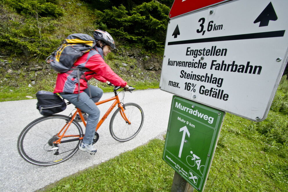 Woman cyclist riding downhill on the Murradweg; © Gerry Eisenschink