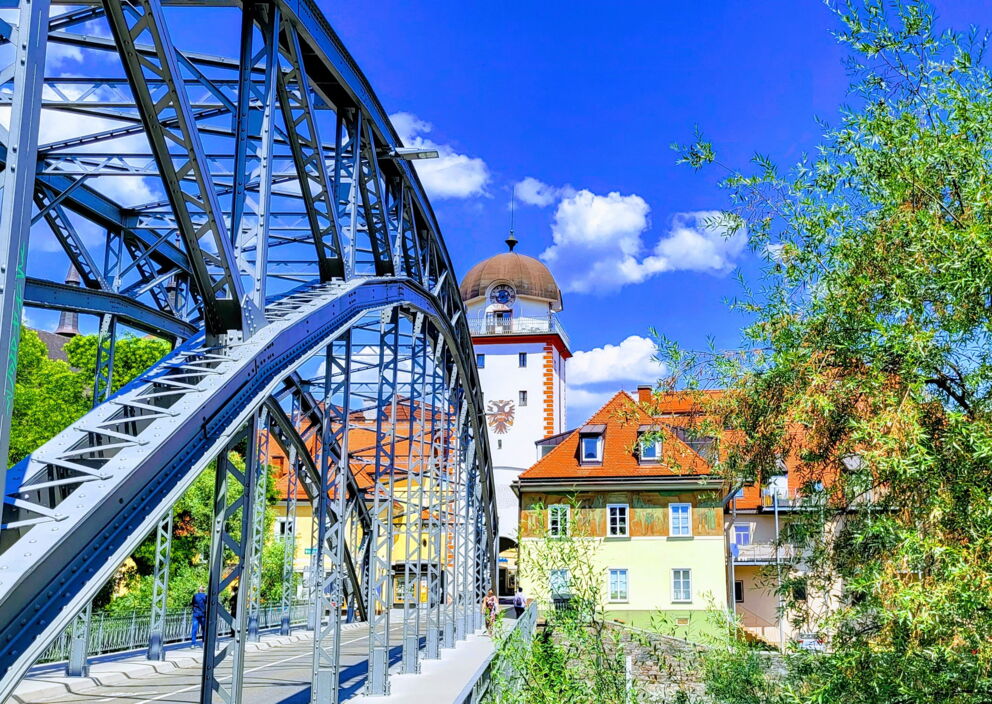 Eine Brücke vor dem Schwammerlturm