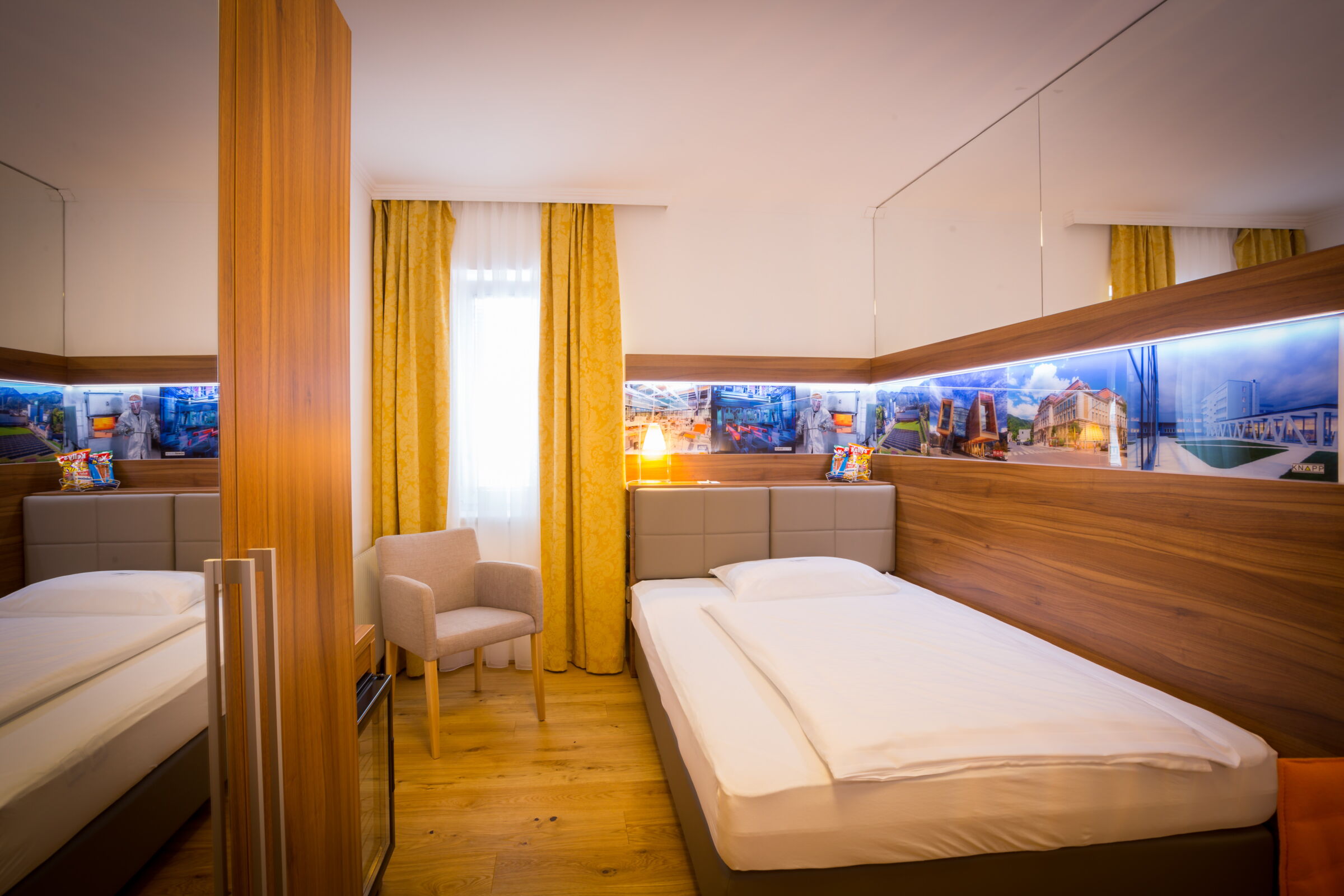 Modernes Einzelzimmer in Holzoptik
