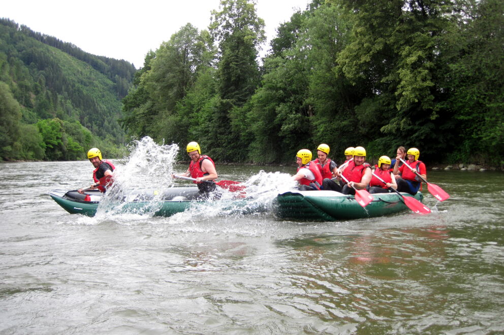 Zwei Schlauchboote beim Flusswandern in der Mur; © Le Bootshaus