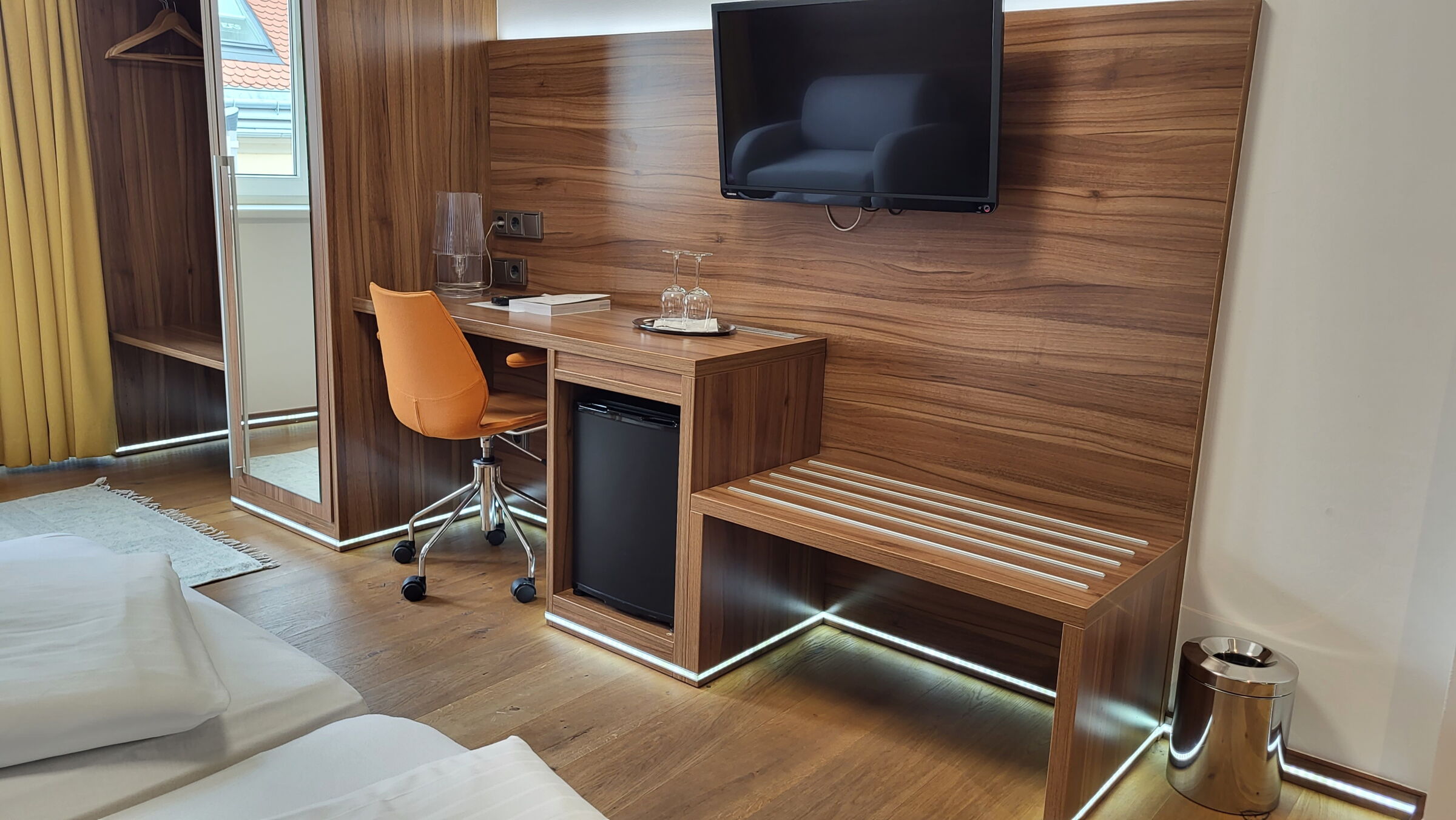 Desk and TV in wood look