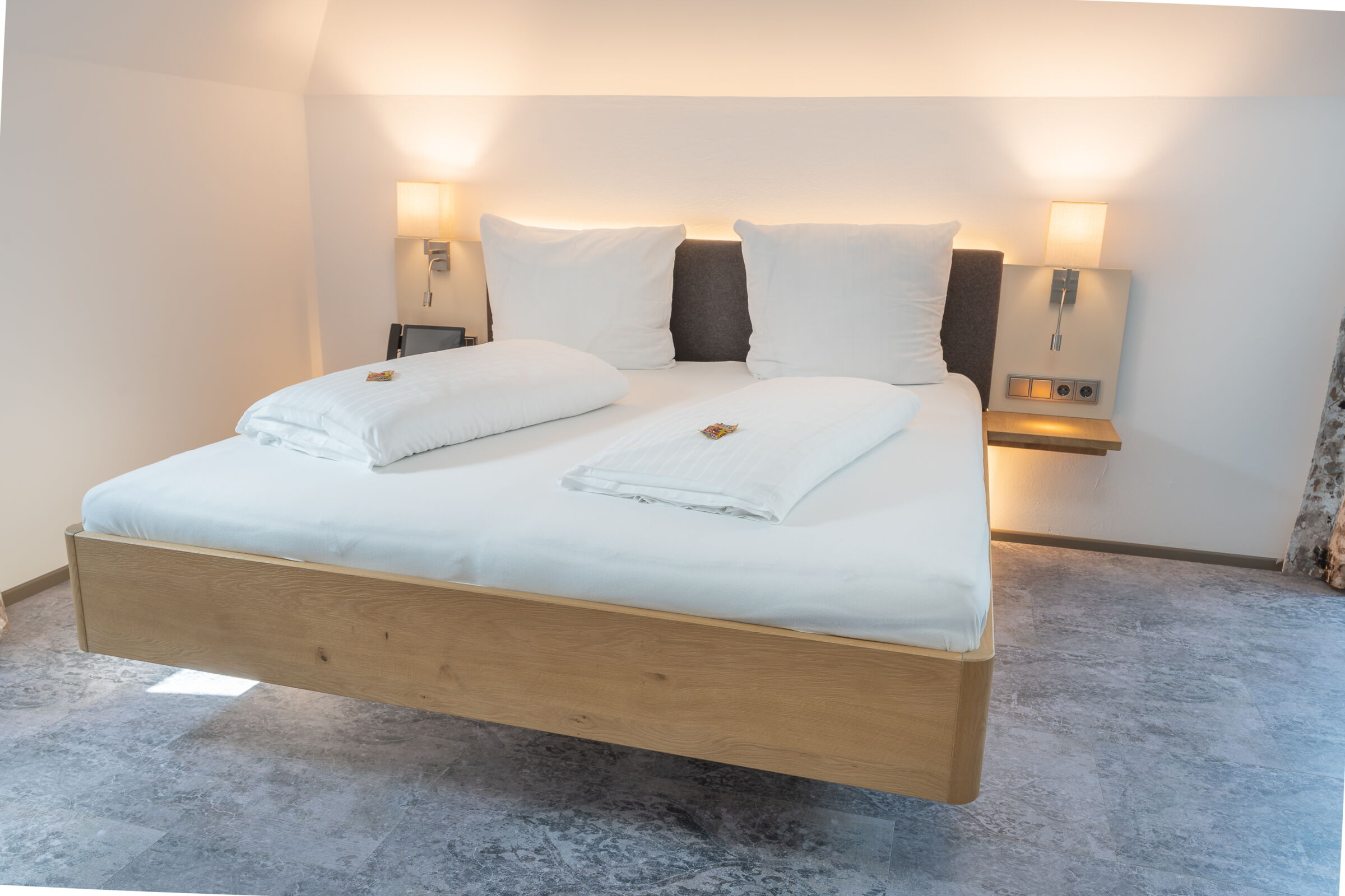 modernes Bett mit zwei Nachttischen