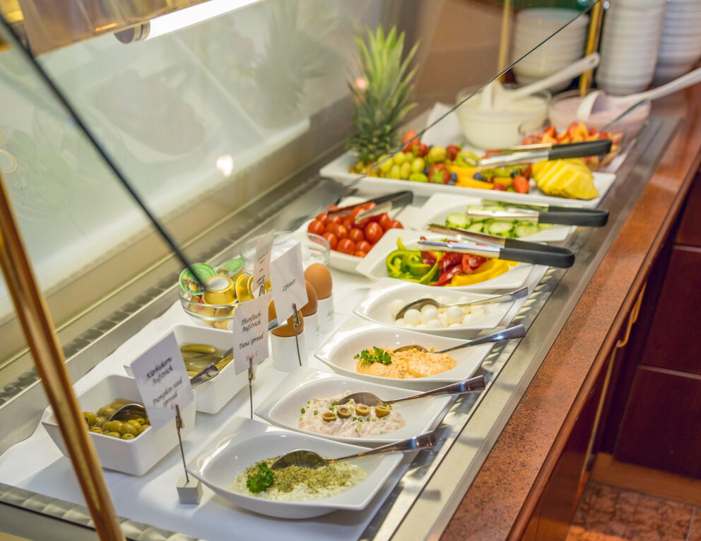 Frühstücksbuffet mit Aufstrichen, Gemüse und Obst