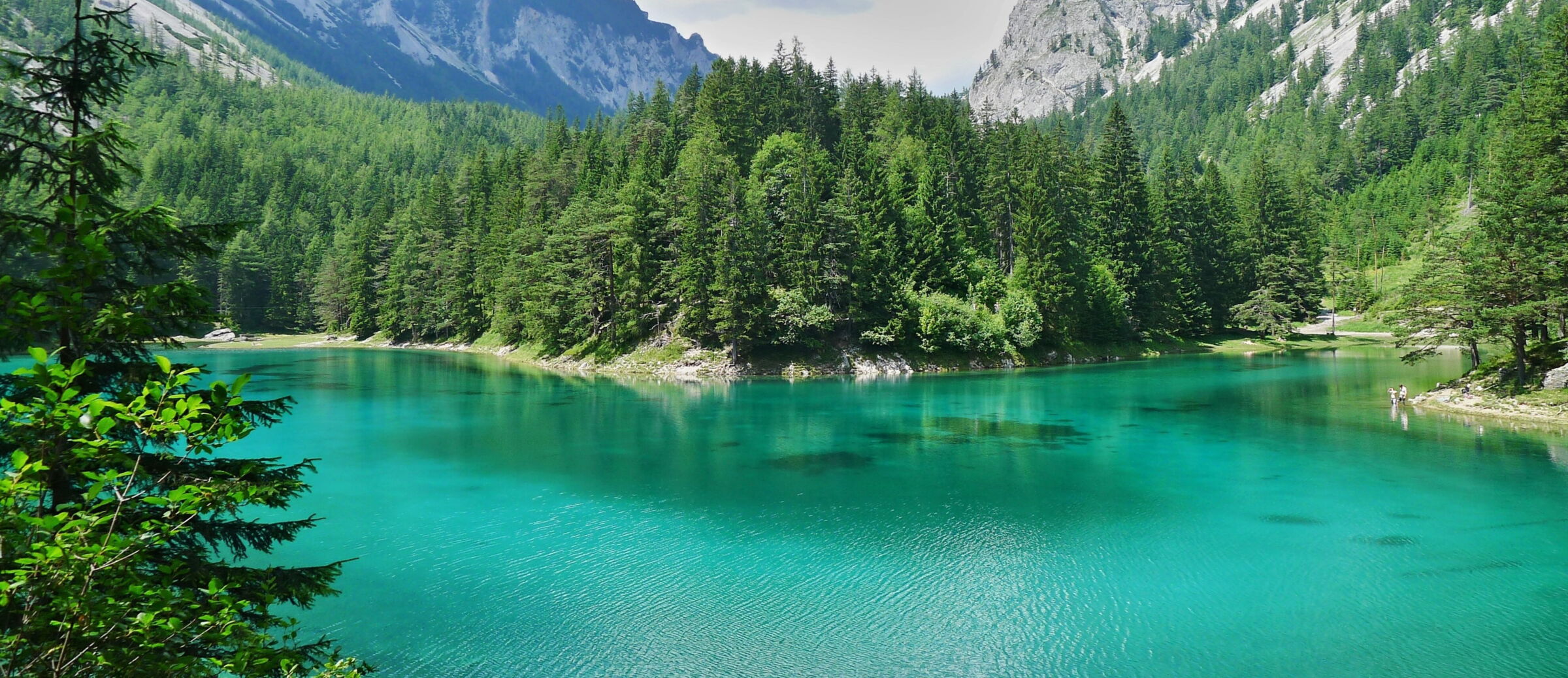 View of the Green Lake, the forest and the mountains; © Karl Egger on Pixabay