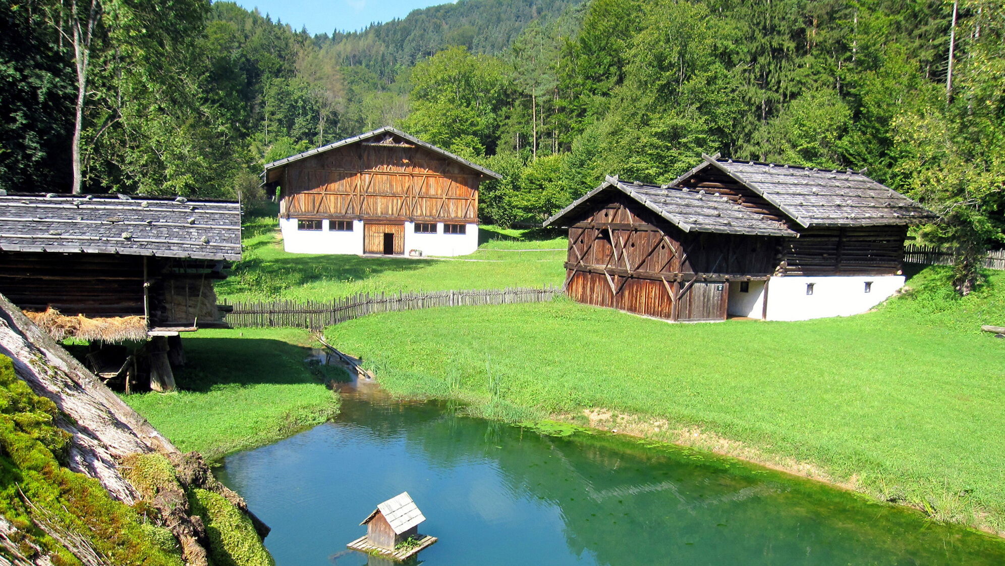 Three huts and a pond in the Stübing Open-Air Museum; © R. Nunner/ÖFM Stübing