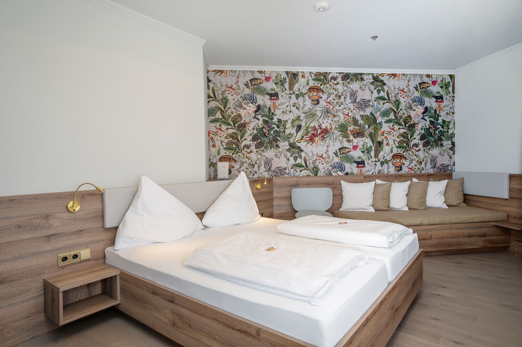 2025 newly renovated comfort room at Hotel Kongress Leoben with double bed and seating area