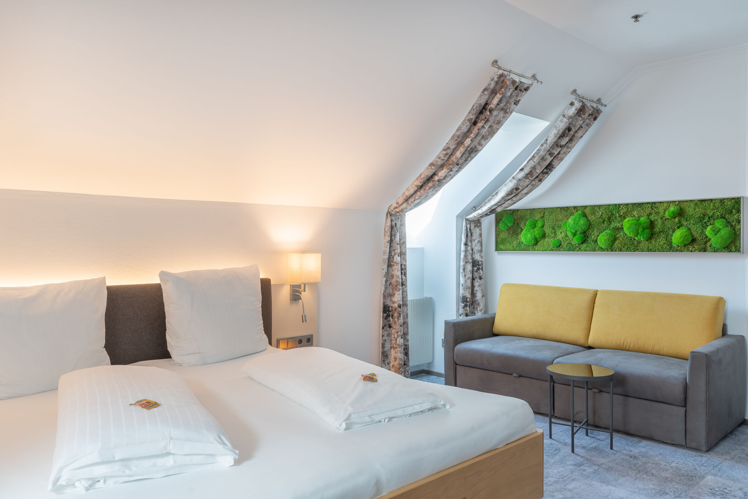 Double bed with couch in Greenwing room