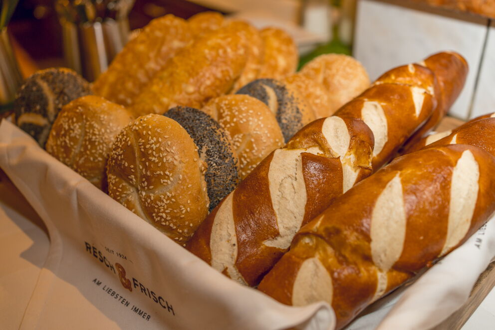 Brotkorb mit selbstgebackenen Laugenstangen, Mohn- und Sesambrötchen