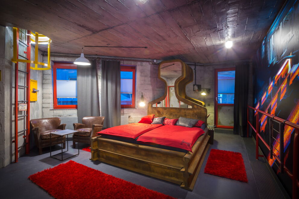 Bett, Sessel im Schienenzimmer