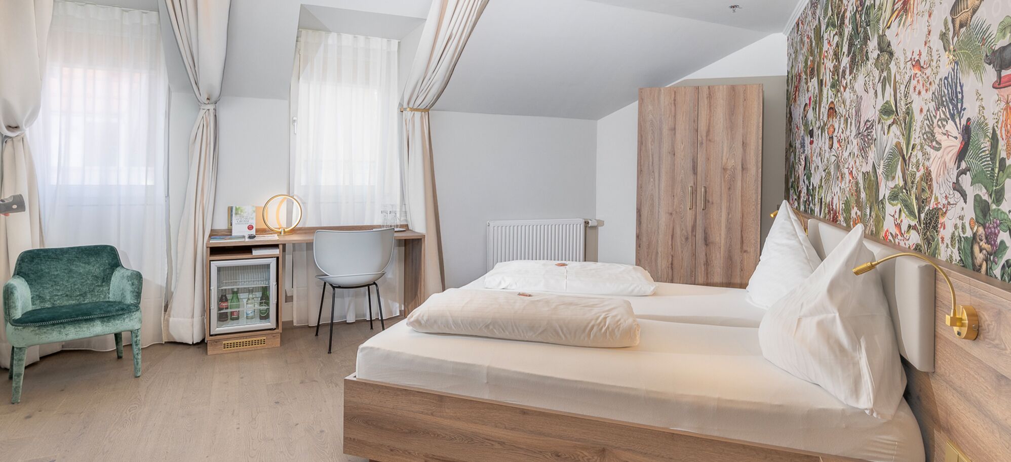 2025 neu renoviertes Komfortzimmer im Hotel Kongress Leoben mit Doppelbett, Schreibtisch und Polstersessel
