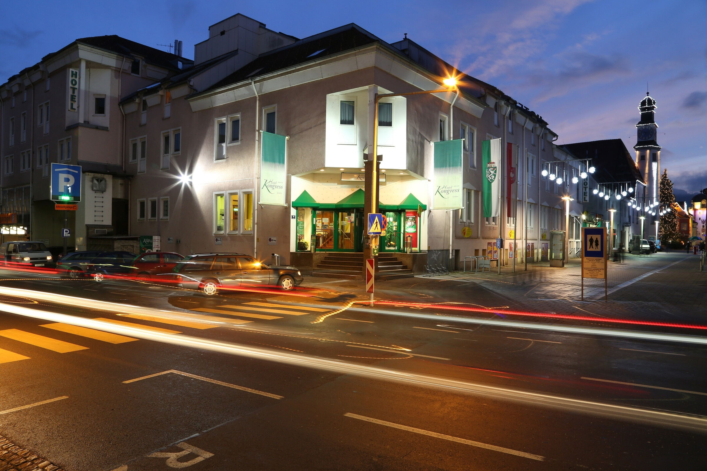 Das Hotel ist frontal von der Straße zu sehen