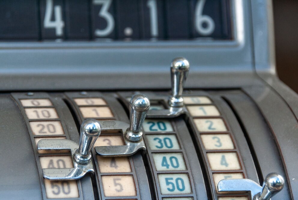 Eine alte manuelle vintage Registrierkasse; © 12138562 auf Pixabay