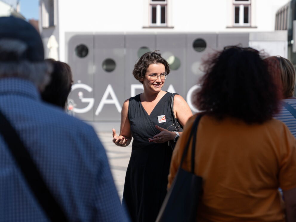 Stadtführungsguide Sophie Zeiler-Mahrous spricht vor einer Gruppe